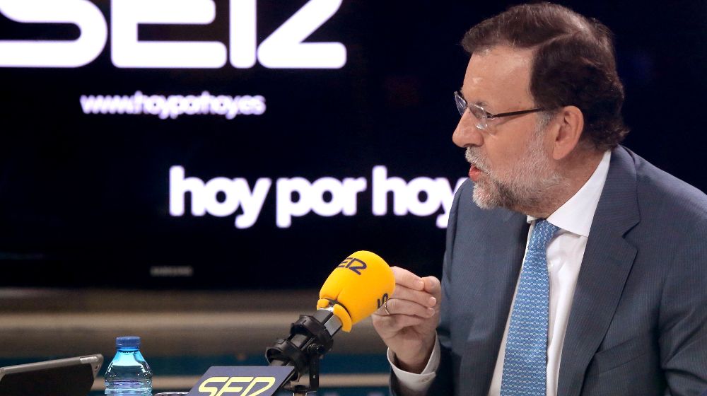 El presidente del Gobierno, Mariano Rajoy, durante la entrevista que ha concedido al programa "Hoy por hoy" de la Cadena SER.