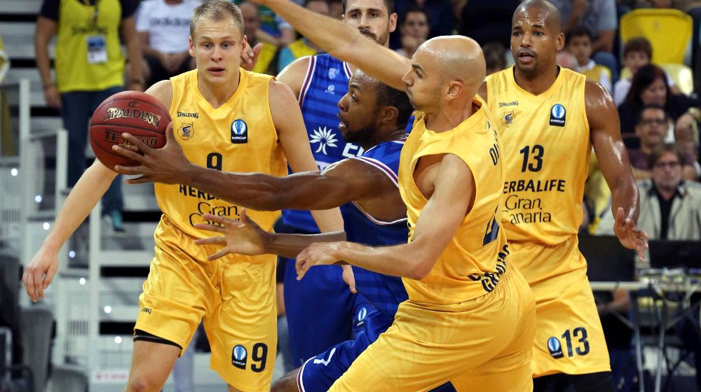 El jugador estadounidense del Enel Basket Brindisi, Durand Scott (c), pelea por el balón ante los jugadores del Herbalife Gran Canaria, Albert Oliver (2d), y el finlandés, Sasu Salin (i).