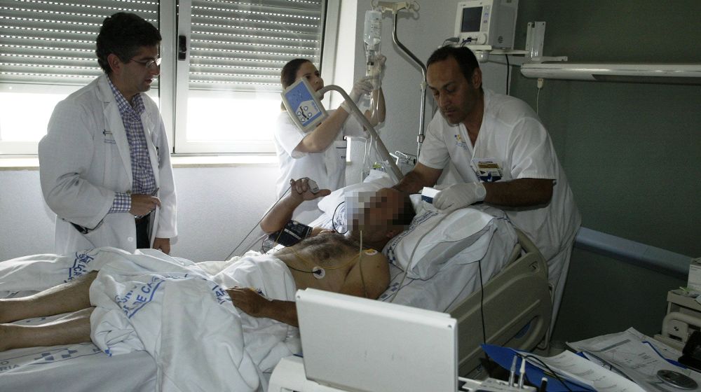 Un paciente con ictus es atendido en un hospital tinefeño.MARÍA PISACA