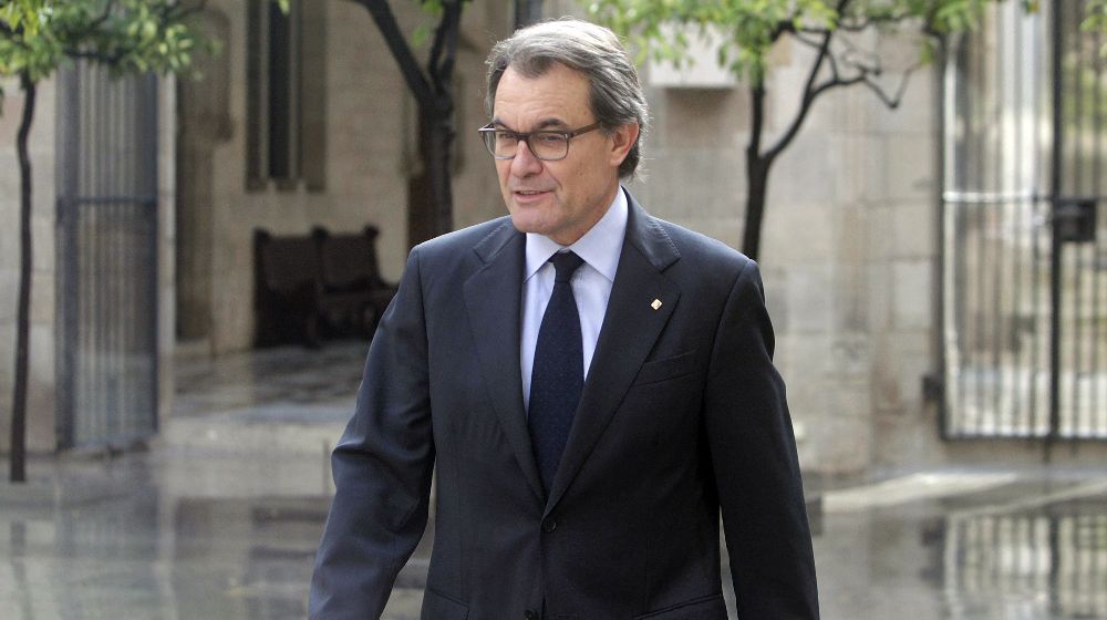 El presidente en funciones de la Generalitat, Artur Mas, se dirige a la reunión semanal del gobierno catalán, la primera tras la sesión constitutiva del nuevo Parlament.