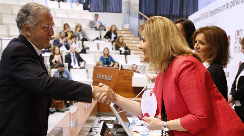 La ministra de Empleo y Seguridad Social, Fátima Báñez entrega un premio de Responsabilidad Social Corporativa de Empresas Colaboradoras al presidente de Carrefour, Rafael Arias Salgado.