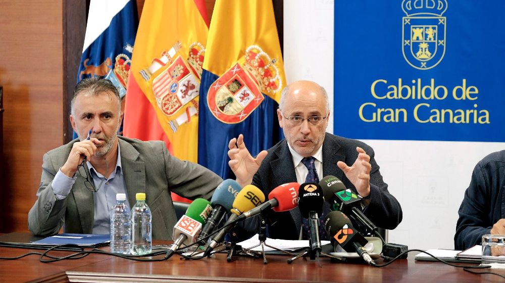 El presidente del Cabildo de Gran Canaria, Antonio Morales (d), y el vicepresidente, Angel Victor Torres, durante la rueda de prensa que han ofrecido hoy para informar de la situación después de las fuertes lluvias caidas recientemente.
