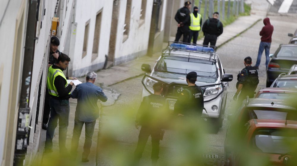 Agentes de la Guardia Civil durante un registro realizado hoy en Santiago de Compostela, en el marco de una operación llevada a cabo contra la Resistencia Galega.