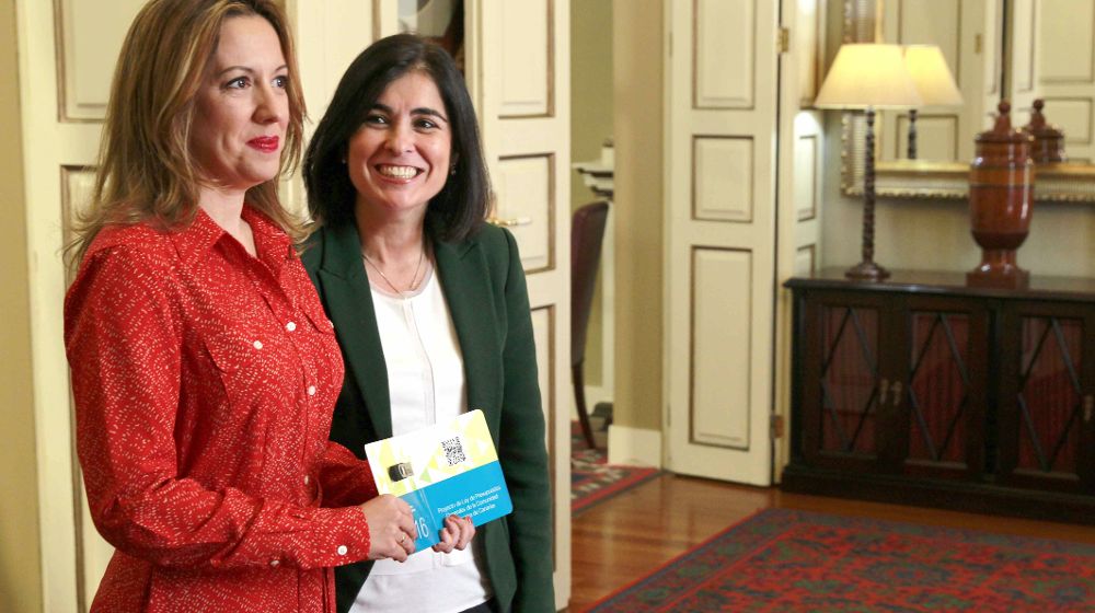 La consejera de Hacienda (i), entregó hoy a la presidenta del Parlamento regional, Carolina Darias, el proyecto de Ley de Presupuestos Generales de la Comunidad Autónoma de Canarias para 2016.