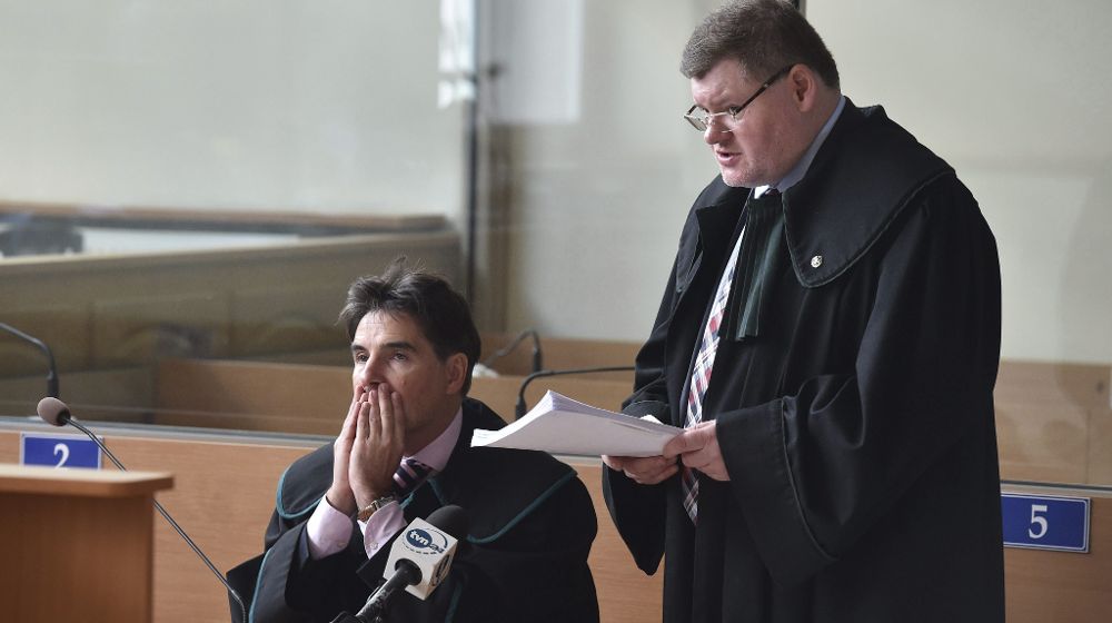 Los abogados del cineasta Roman Polanski Jerzy Stachowicz (izq) y Jan Olszewski hacen una alegación en la sala del Tribunal del Distrito de Cracovia (Polonia) hoy, 30 de octubre.