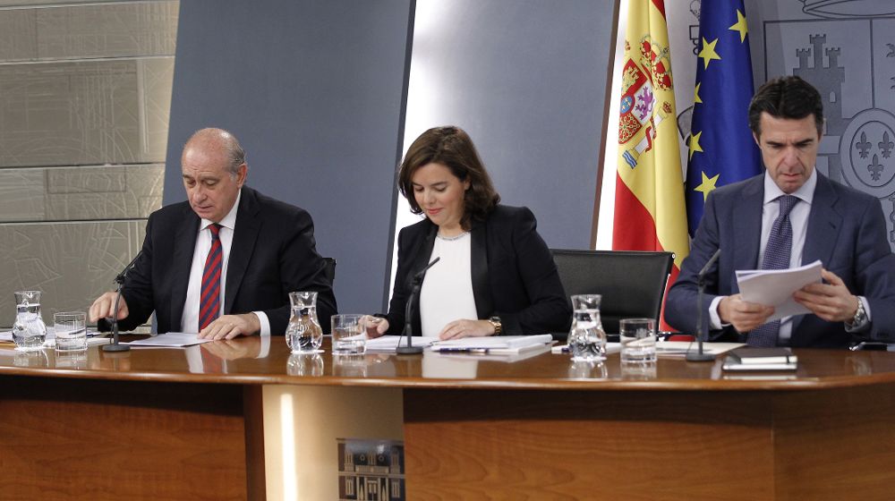 La vicepresidenta del Ejecutivo, Soraya Sáenz de Santamaría, junto a los ministros de Interior, Jorge Fernández Díaz (i), y de Industria, José Manuel Soria, durante la rueda de prensa posterior a la reunión del Consejo de Ministros.