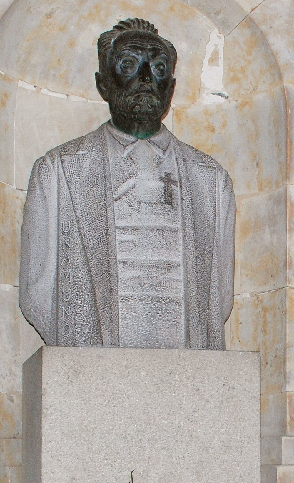 Busto de Miguel de Unamuno en la Facultad de Filología de Salamanca.