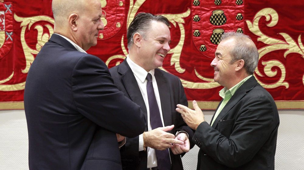 Santiago Negrín (c) entre los diputados José M. Pitti y Francisco Déniz, antes de su comparecencia.