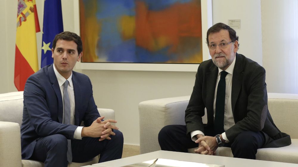 Mariano Rajoy, con el líder de Ciudadanos, Albert Rivera, el segundo representante de un partido, tras Pedro Sánchez, con el que se entrevistó en la Moncloa para contrastar sus posiciones ante la iniciativa independentista en Cataluña.