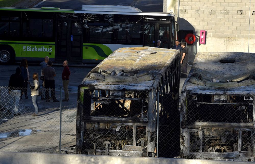 Seis autobuses de la empresa de transporte público Bizkaibus han quedado completamente calcinados y otros dos parcialmente quemados en un incendio ocurrido esta madrugada en las cocheras del polígono Ugaldeguren en Derio (Vizcaya).