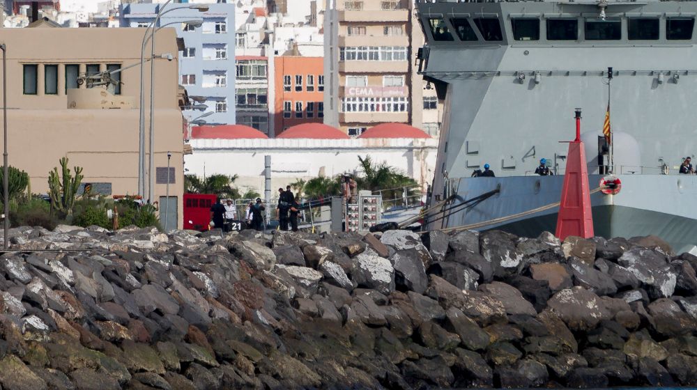 El cadáver de uno de los tres militares fallecidos en el accidente del helicóptero del pasado día 22 a unos 74 kilómetros de la costa del Sahara, es trasladado del buque de acción marítima 'Rayo,' que llegó esta mañana a la Base Naval de Las Palmas de Gran Canaria.