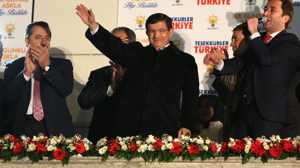 El primer ministro turco, Ahmet Davutoglu, saluda a sus seguidores durante un alocuación tras oír los resultados electorales en la sede del partido ganador, en Ankara.
