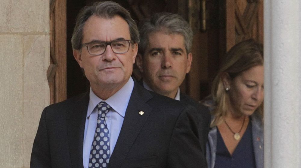 Francesc Homs, tras el presidente catalán, Artur Mas, se dirige a una rueda de prensa en el Palau de la Generalitat.
