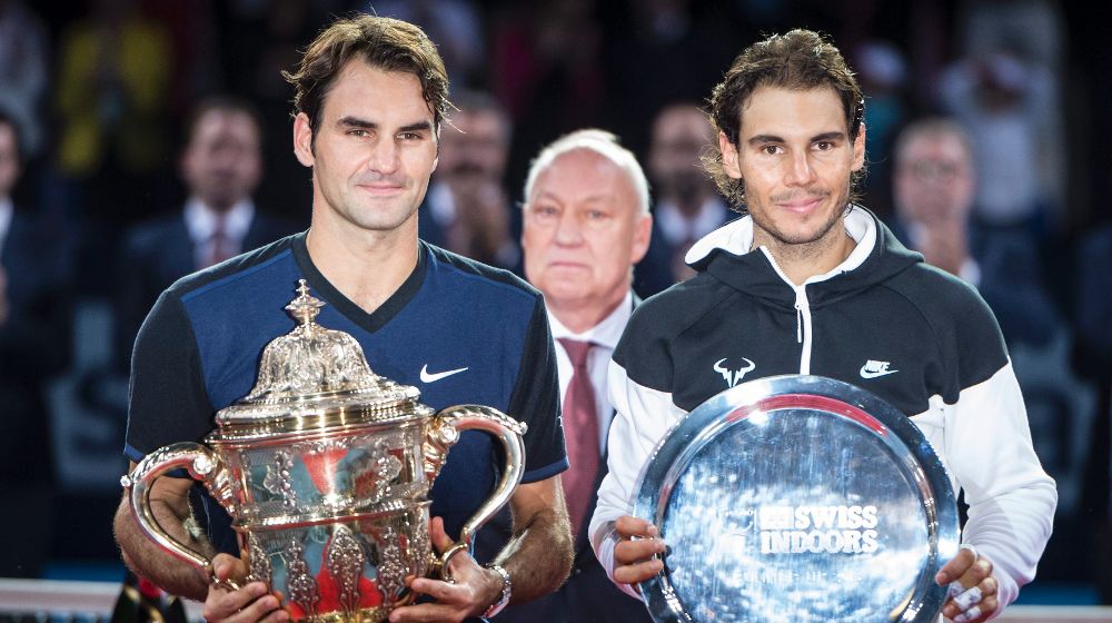 El tenista suizo Roger Federer posa con el trofeo de ganador tras su victoria ante el español Rafa Nadal en el torneo de Basilea.