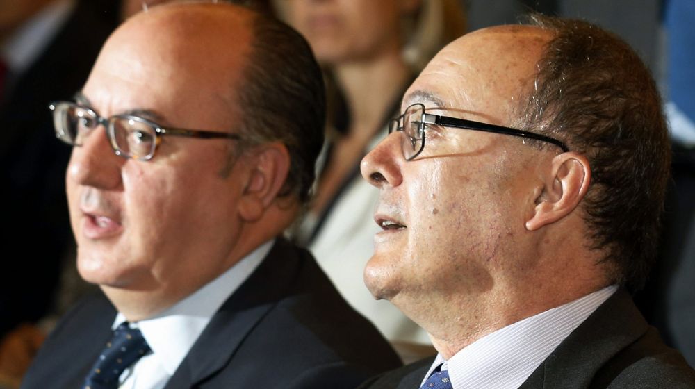 El gobernador del Banco de España, Luis María Linde (d), y el presidente de la Asociación Española de Banca (AEB), José María Roldán.