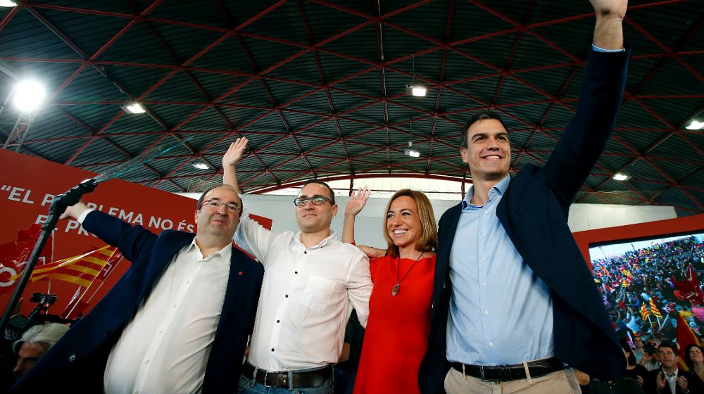 El secretario general del PSOE, Pedro Sánchez (d), con tres de los principales candidatos del partido en Cataluña.