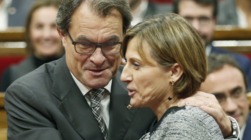 El presidente de la Generalitat en funciones, Artur Mas (i) abraza a Carme Forcadell.
