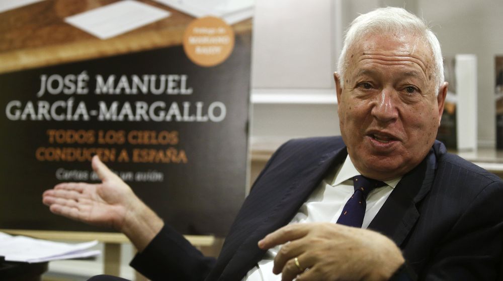 El ministro de Exteriores, José Manuel García-Margallo, durante un encuentro con varios periodistas con motivo de la publicación de su libro "Todos los cielos conducen a España. Cartas desde un avión" (Planeta).