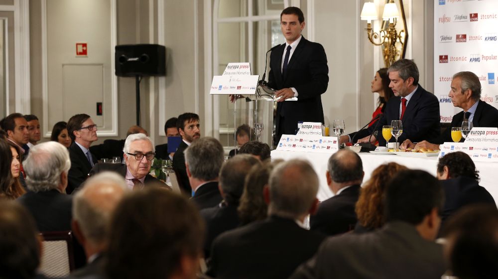 El presidente de Ciudadanos, Albert Rivera, durante su intervención en un desayuno informativo hoy en Madrid.