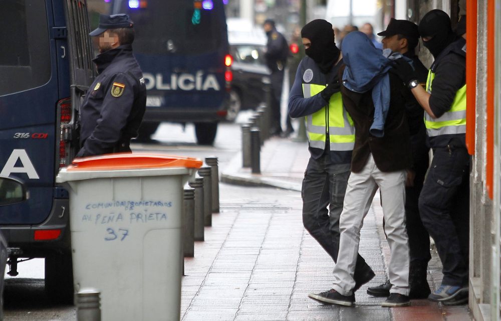 Uno de los detenidos hoy en el madrileño barrio de Vallecas acusada de formar parte de un grupo vinculado al Estado Islámico. 