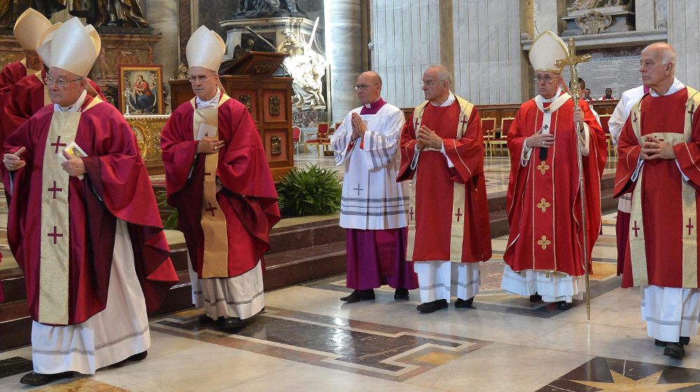 El papa Francisco (2º dcha) se dirige a la salida tras presidir una misa en memoria de los cardenales y obispos fallecidos el pasado año.