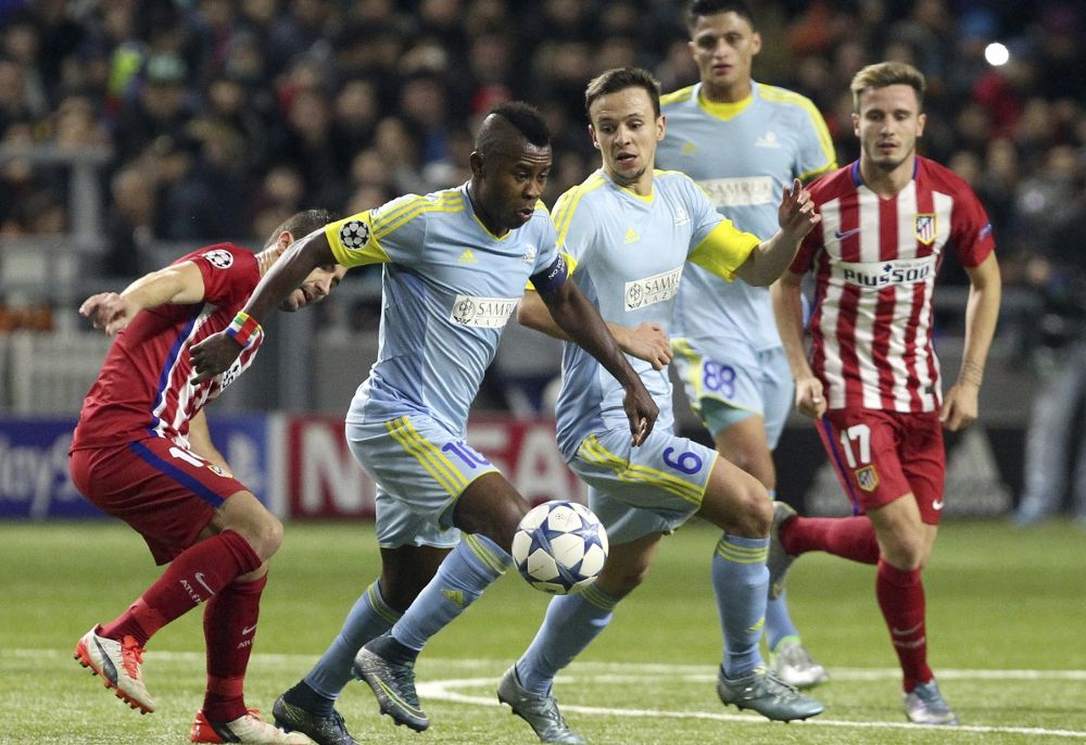 El centrocampista del Atlético de Madrid, Gabi (i) lucha por el balón con Foxi Kethevoama (2i) del Astana.