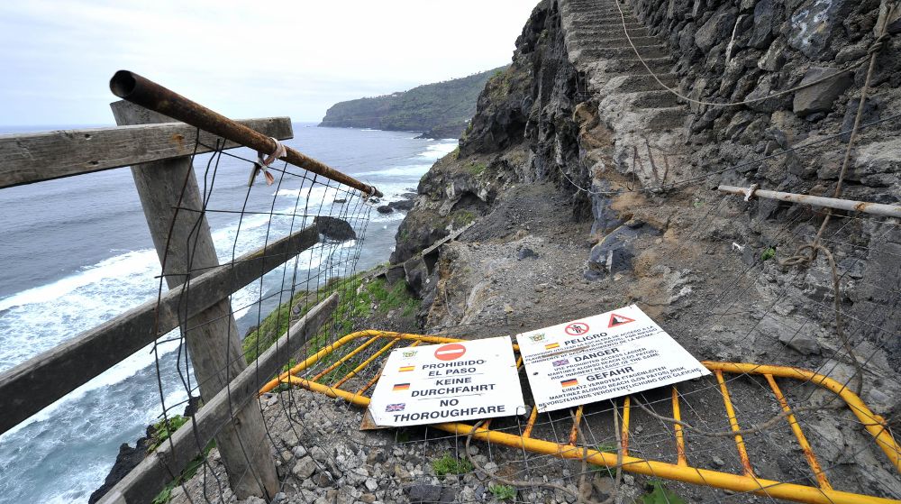 La obra de la escalera de la playa de Los Patos está a la espera de nuevo proyecto.