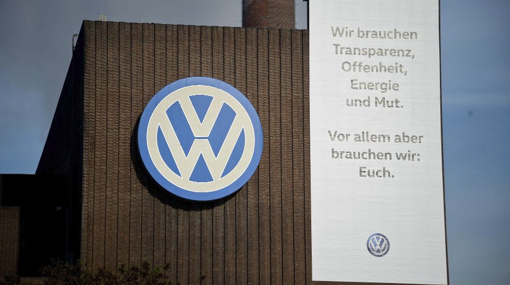 Logotipo de Volkswagen en la fábrica de Volkswagen en Wolfsburgo (Alemania).