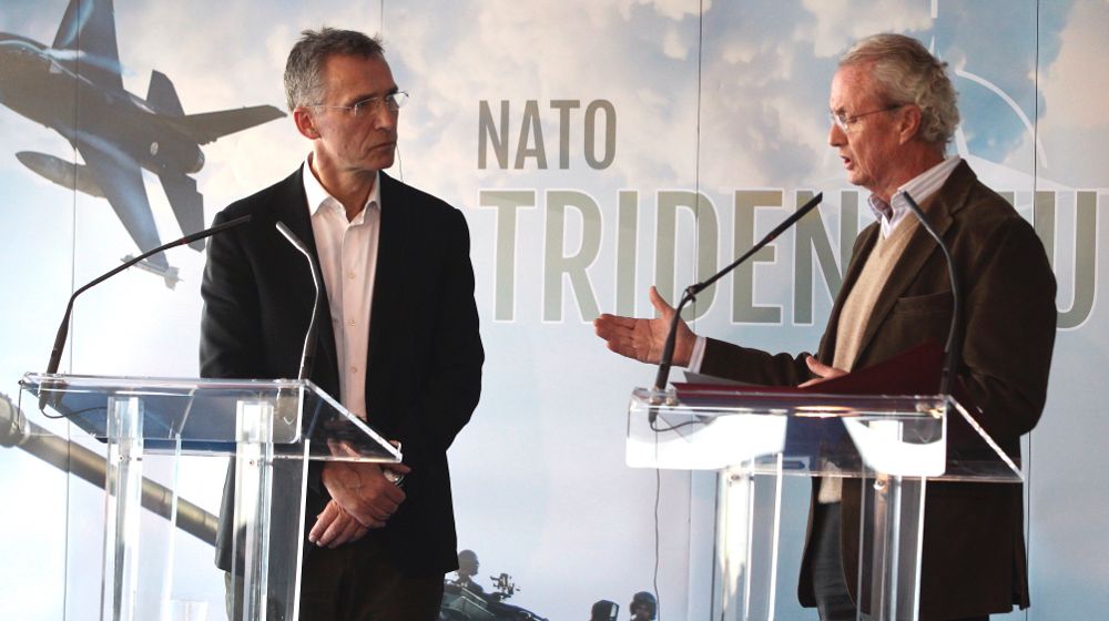 El ministro de Defensa, Pedro Morenés (d), y el secretario general de la OTAN, Jens Stoltenberg, en su intervención al final del ejercicio Trident Juncture 2015 que la OTAN está realizando en el campo de maniobras de San Gregorio, en Zaragoza.