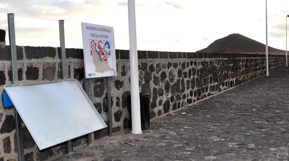 Cartel colocado por Puertos en el muelle de El Médano y que los usuarios rompieron.