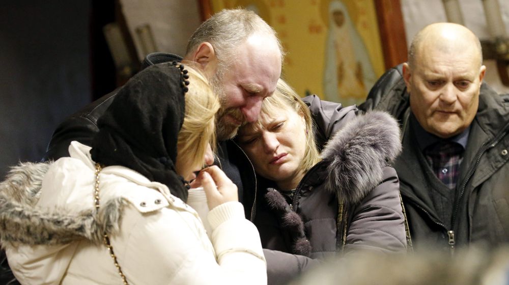 Familiares y amogos lloran la muerte de Nina Lushcenko, una de las víctimas del avión siniestrado en el Sinaí, durante su entierro en la iglesia de Velikiy Novgorod en Rusia hoy, 5 de noviembre.