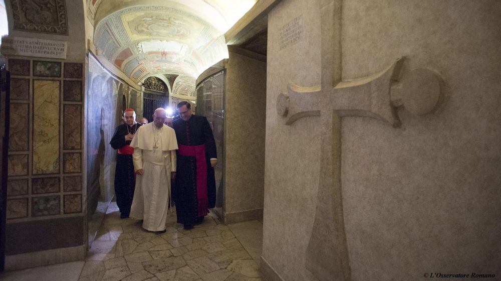 El papa Francisco tras el rezo por los sacerdotes fallecidos con motivo de Día de los Difuntos en las catacumbas del Vaticano, el pasado día 2.