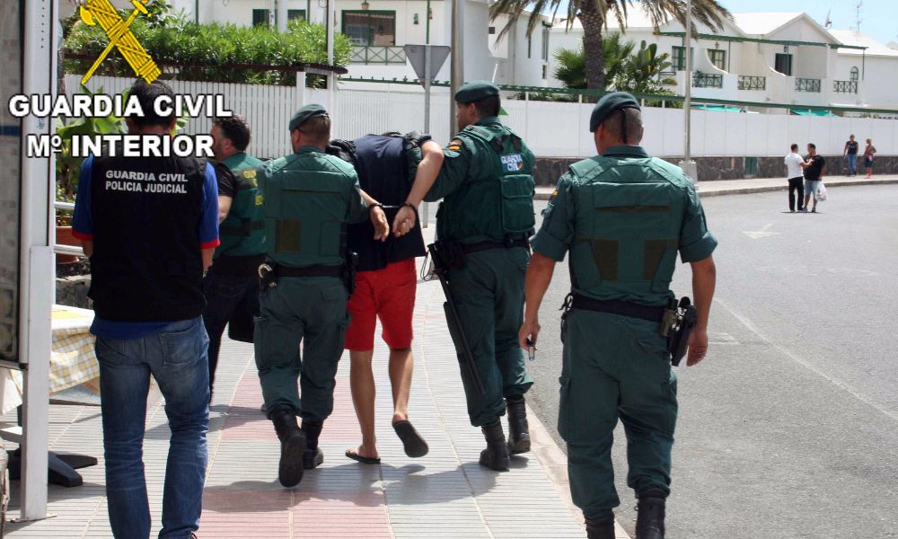 La Guardia Civil, que ha detenido por primera vez tras un atraco perpetrado en España a dos miembros de la banda de ladrones de joyerías conocida como los Panteras Rosas.