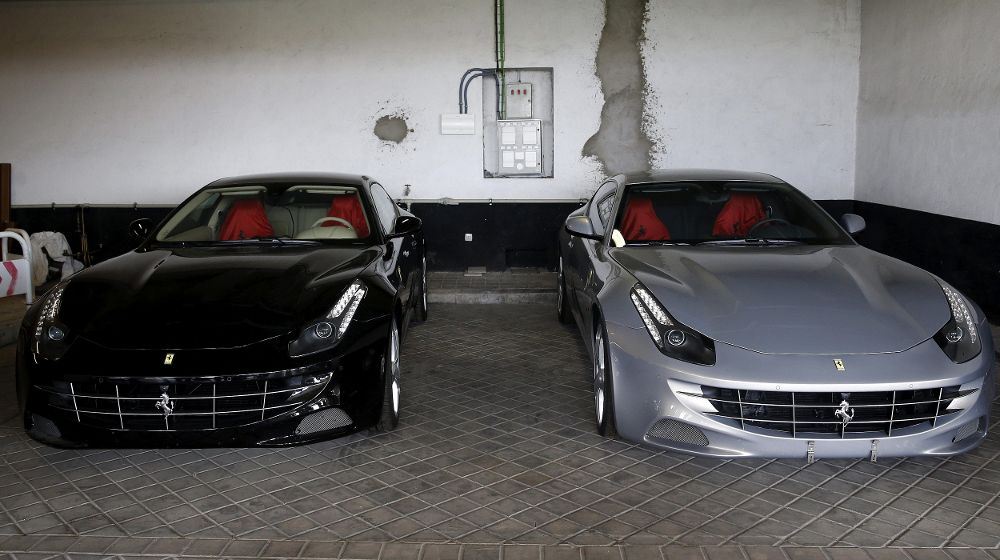 Los dos automóviles Ferrari que fueron obsequiados al rey Juan Carlos por Emiratos Árabes Unidos hace cuatro años, por un valor conjunto de 695.000 euros.