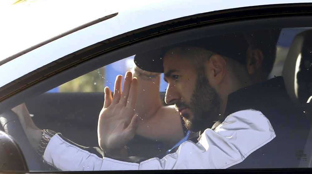 El delantero francés del Real Madrid Karim Benzema saluda a su llegada, esta mañana, a la Ciudad Deportiva de Valdebebas.