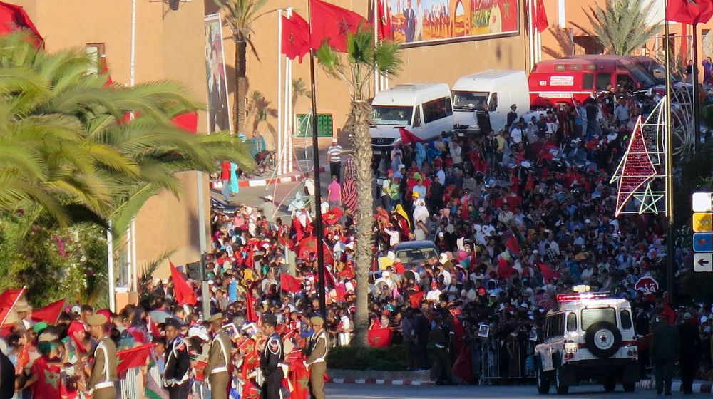 El rey Mohamed VI de Marruecos hizo hoy una entrada triunfal en El Aaiún, donde fue recibido por miles de personas que lo esperaron durante horas en las calles en esta visita que hizo coincidir con el 40 aniversario de la Marcha Verde sobre el entonces Sáhara español.