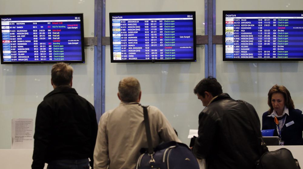 Algunos pasajeros comprueban, hoy, sábado, sus vuelos en los paneles del aeropuerto egipcio de Sharm el-Sheikh, en los que aparece como cancelado el del avión siniestrado, que va a San Petersburgo.