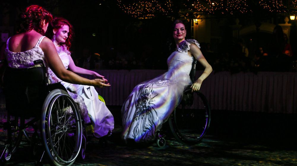 Un grupo de mujeres en silla de ruedas participan en un concurso de belleza 'Miss Independencia 2015' en Moscú, Rusia.