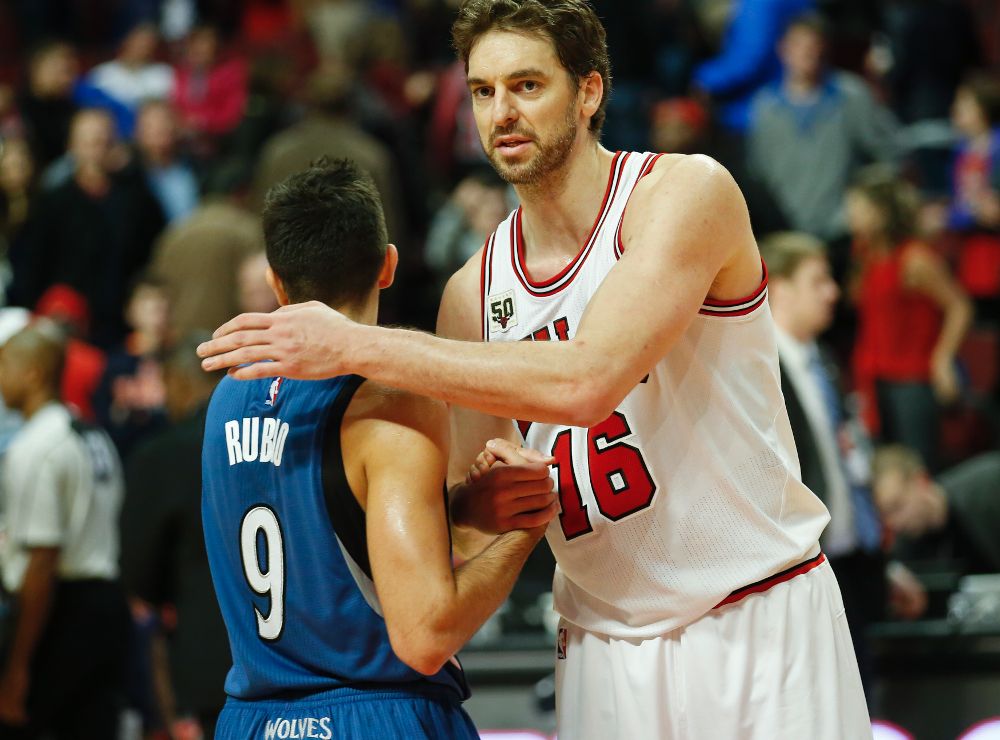 El jugador Pau Gasol (d) de los Bulls saluda a Ricky Rubio (i) de Minnesota Timberwolves durante el partido entre sus equipos.