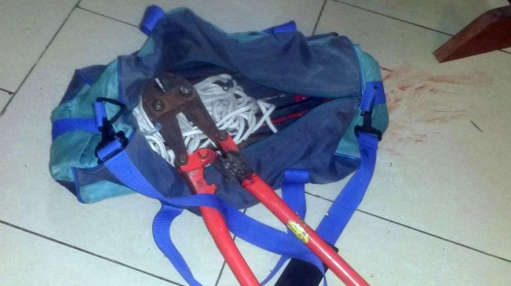 Bolsa con herramientas dejada por los ladrones del restaurante La Estrella del Sur.