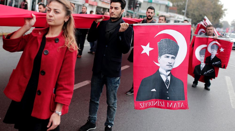 Una multitud participa en una ceremonia que conmemora el 77 aniversario de la muerte de Mustafa Kemal Ataturk, el fundador de la Turquía contemporánea.