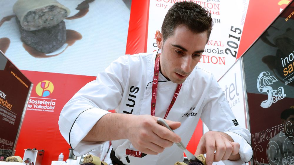 El cocinero Luis Antonio Carcas, del restaurante Casa Pedro de Zaragoza, durante su participación en el XI concurso nacional de pinchos y tapas de Valladolid .