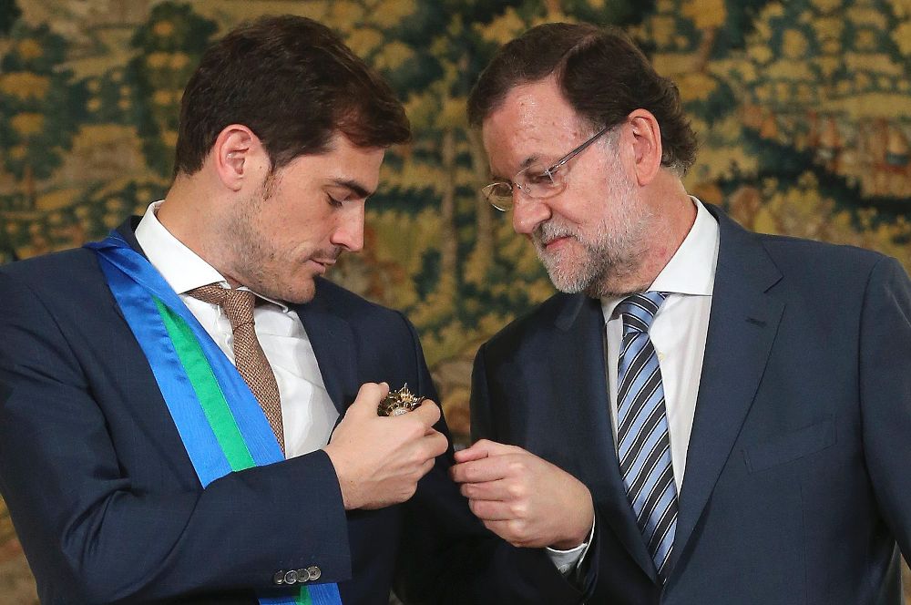 El capitán de la selección española y actual guardameta del Oporto luso, Iker Casillas (i), recibe la Gran Cruz de la Orden al Mérito Deportivo.