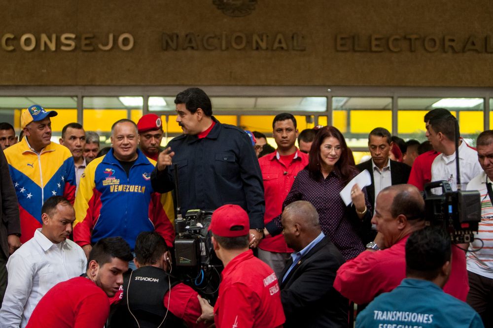 El presidente venezolano, Nicolás Maduro (c), la primera dama, Cilia Flores (d), y el presidente de la Asamblea Nacional, Diosdado Cabello (i), salen de la sede del Consejo Nacional Electoral, el pasado 26 de octubre.