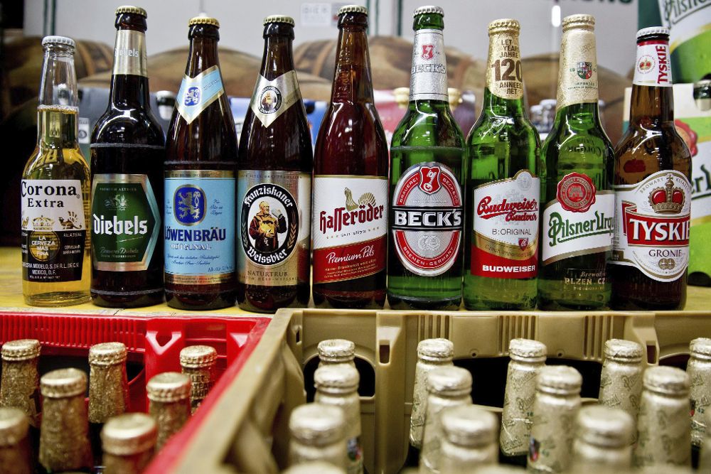 Vista de botellas de cerveza de las marcas que venden la compañía belga AB InBev y la inglesa SABMiller.