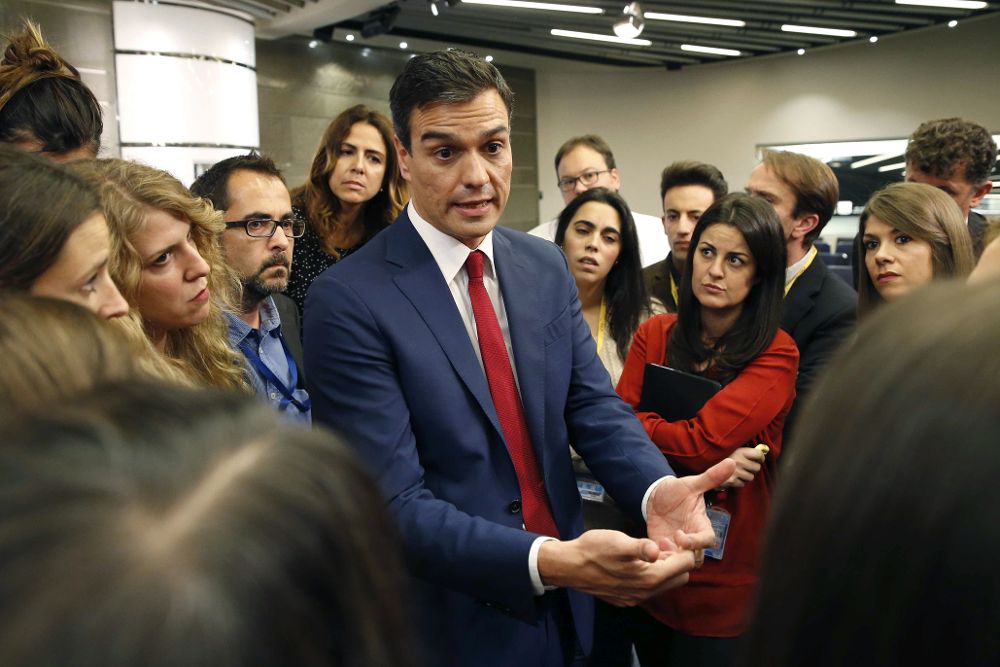 El secretario general del PSOE, Pedro Sánchez, conversa con la prensa antes del comienzo de la rueda de prensa tras su reunión con el presidente del Gobierno, ayer.