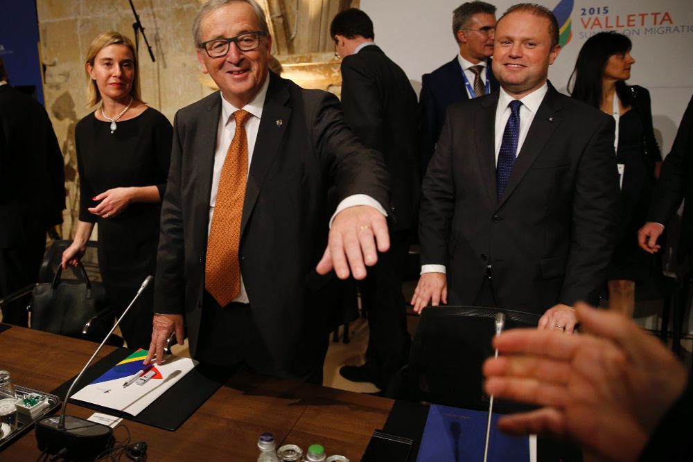El presidente de la Comisión Europea Jean-Claude Juncker (c), el primer ministro de Malta Joseph Muscat (d) y la alta representante de la Unión Europea para Asuntos Exteriores y Pólítica de Seguridad Federica Mogherini, ayer, en la Cumbre de La Valeta sobre migración.