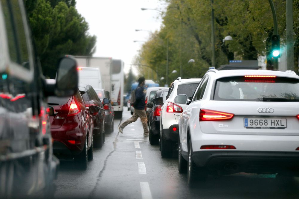 El tráfico es uno de los principales elementos del problema del ruido. En la imagen, atasco en la calle de Arturo Soria, de Madrdi. 