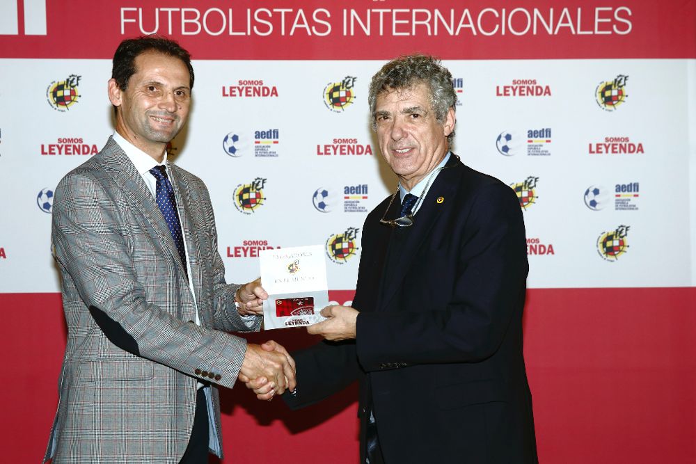 Ángel María Villar (d), recibiendo de manos del presidente de la Asociación de Futbolistas Internacionales el carné número 388 de la asociación.