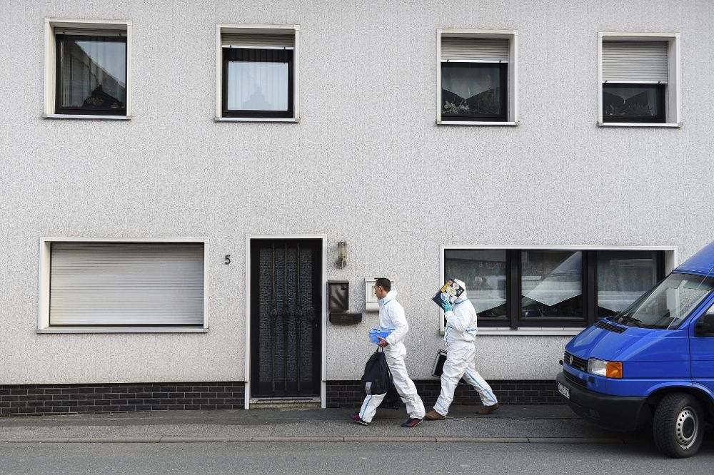 Policías científicos llegan a la vivienda en Wallenfels en la que fueron hallados los cadáveres de siete bebés,.